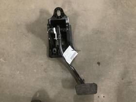 546.gm8m22 Silvrdo15 2022 Pedal Brake/clutch 323386