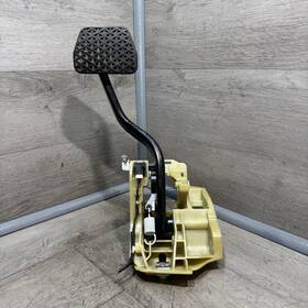 221-03 Bmw 2004-2007 550i Left Front Driver Brake Pedal Assembly 6 769