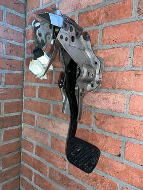2714120834 Bmw 2014-2024 Infiniti Qx60 Brake Pedal With Bracket Oem
