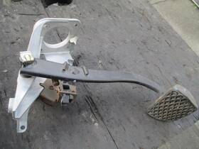 546.bm1d04 Bmw 2004 330ci Pedal Brake/clutch 450381