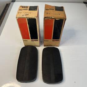 27-3037 Borgwarner 270-573 2 Pedal Pads Borg Warner New Old Stock 1967 Box