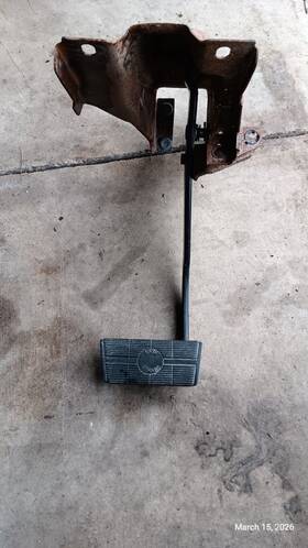 347460 Chevrolet 73-87 Chevy C K 10 20 30 Auto Truck Brake Pedal Assembly 79 80 81 82 83 84 85 86