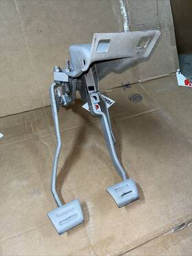 546.gm1i64 Chevrolet 1962-1965 Nova Clutch And Brake Pedal Assembly With Carrier - Oem