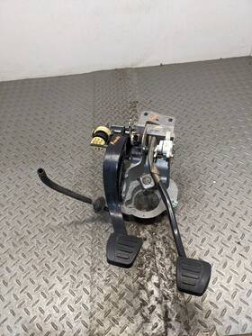 546.gm1u20 Chevrolet 16-22 Camaro Ss Brake And Clutch Pedal Assembly 23105888 Oem 1172576