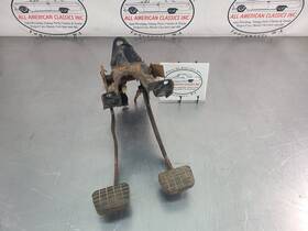 546.gm8567 Chevrolet Truck 1967-72 Chevy Brake And Clutch Box Pedal Set - Oem