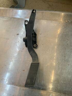 234.ch8d05 Dodge 2005 Durango 4.7l / At Accelerator Pedal - Dbw Drive By Wire