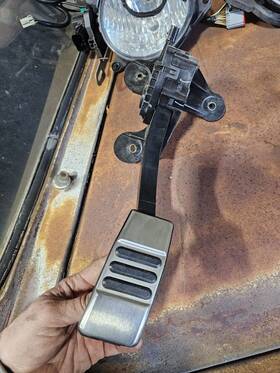 3r3a9f836ae Ford 10-14 Oem Mustang Gt Gas Accelerator Foot Pedal Assembly