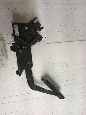 F81a-9f929-aa Ford 546.fdhc04 F650 Throttle Pedal 11809376