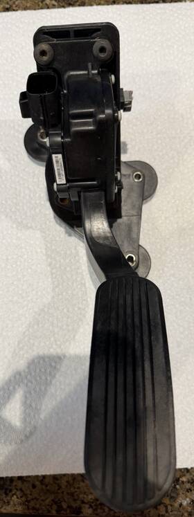 K863g-9n792 Ford 2008 Crown Victoria Gas Pedal Assembly