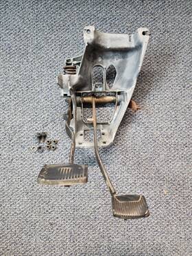 Fota-2l252-ca Ford Truck 87-91 F150 F250 F350 Bronco Manual Transmission Pedal Assembly Oem