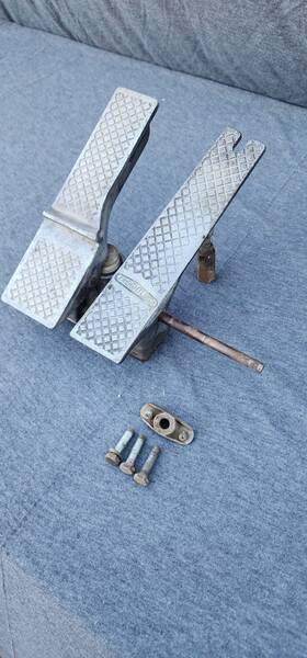 12-10506 Freightliner 85 Cabover Accelerator And Brake Pedal