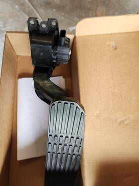 403673reva Freightliner Accelerator Peddle
