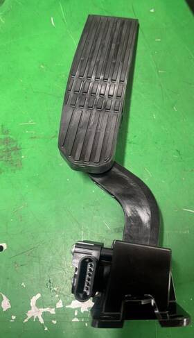 A01-33820-001 Freightliner Genuine New Willams Control Pedal For