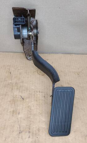 121802-02357-1b General Motors 03-05 Chevy Silverado Gmc Yukon Ls Factory Gas Pedal Throttle 04 Suburban Sierra
