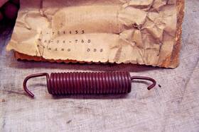 05.760 Gm 704453 #704453 Gr Brake Pedal Return Spring 1967-72 Chevy Truck N/o/s