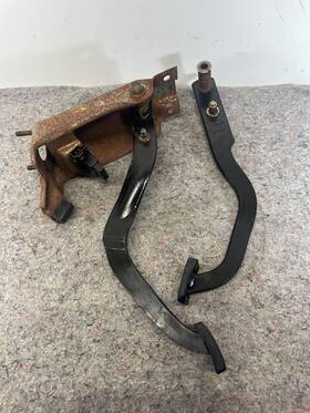 15522092 Gmc 88-94 Chevy Clutch Pedal Assembly 89 90 91 92 93 94 C/k 1500 2500 3500 Oem