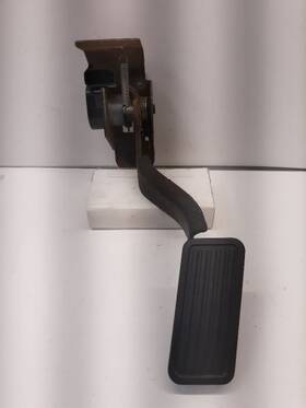 234.gm9m03 Gmc Truck 03-05 Sierra Silverado 1500 Accelerator Pedal