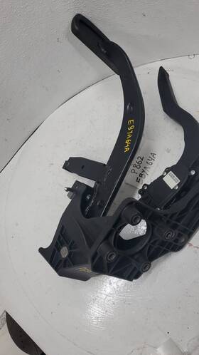 P862 Hyundai 2007 Entourage Accelerator And Brake Padel Assembly
