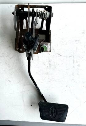 6700311090 Maserati 17-20 Levante Stop Brake Foot Pedal Pad With Bracket Assebmly Oem