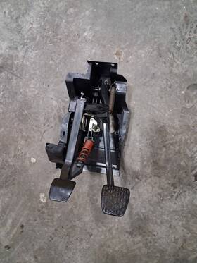 546.mb1d01 Mercedes-benz C240 01-05 W203 Manual Trans M/t Clutch And Brake Pedal Assembly Pedalbox