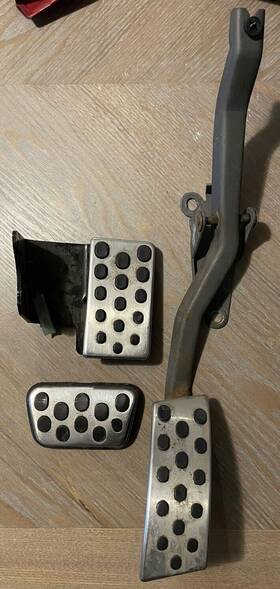 1011-gt-04 Mustang 1999-2004 Ford Automatic Pedal Set - Gas Brake And Footrest Oem Upgrade