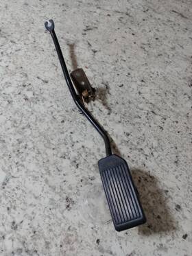 1800560a00 Nissan 1987-1990 Gas Accelerator Pedal Assembly