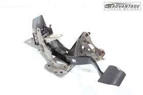 822011335 Nissan 2009-2023 Maxima 3.5l Fwd Brake Foot Stop Pedal Pad With Bracket Oem