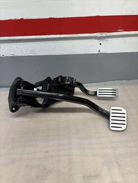 1188691-01-b Tesla 1188691-00-b 2020-2023 Model Y My Accelerator And Brake Pedal Pad Assembly
