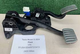 1420691-00-b Tesla 2021-2024 Model S Accelerator And Brake Foot Pedal Assembly