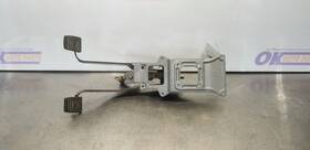 251721111b Volkswagen 1987 Vanagon Brake And Clutch Pedal Assembly