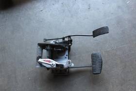 234.vo1k02 Volvo 2000 2001 2002 2003 2004 V40 Brake And Gas Pedal Combo 234.vo1k02 Volvo 2000 2001 2002 2003 2004 V40 Brake And Gas Pedal Combo