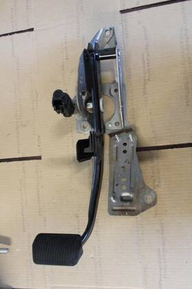 30714998 Volvo 2005 2006 2007 2008 2009 2010 2011 S40 Brake Pedal